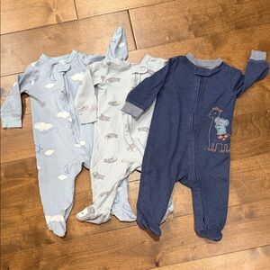 CARTER’S bundle of 3 footie onesies